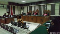 Untuk diketahui, Marzuqi menyuap hakim nonaktif pengadilan negeri Semarang, Lasito untuk menggugurkan status tersangka kasus dugaan korupsi penggunaan dana bantuan partai politik DPC PPP Kabupaten Jepara 2011-2014 oleh Kejaksaan Tinggi Jawa Tengah.