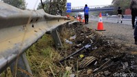 Tampak bekas-bekas kecelakaan maut tersebut masih terlihat disana.