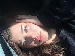 Dua Warna Bola Mata Model Cantik Bikin Netizen Kagum