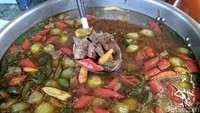 Salah satu kuliner yang hadir adalah asem-asem daging Koh Liem dari Semarang. Olahan daging sapi empuk ini dimasak dengan bumbu pekat sehingga menghasilkan rasa yang mantap. Foto: Devi S. Lestari/detikFood