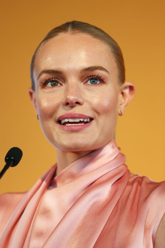 Kate Bosworth lahir dengan mutasi gen yang disebut heterochromia iridum, itulah sebabnya ia memiliki mata kanan berwarna cokelat dan mata kiri berwarna biru. Kelainan kecil ini justru membuat tatapannya semakin memukau. Foto: Brendon Thorne/Getty Images