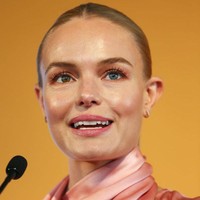 Kate Bosworth lahir dengan mutasi gen yang disebut heterochromia iridum, itulah sebabnya ia memiliki mata kanan berwarna cokelat dan mata kiri berwarna biru. Kelainan kecil ini justru membuat tatapannya semakin memukau. Foto: Brendon Thorne/Getty Images