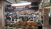 Tak hanya itu, ada juga 100 booth maakanan lezat lainnya yang tak boleh dilewatkan. Ada seblak, nasi goreng kambing, serabi Notosuman, bebek sinjay hingga asinan Betawi. Foto: Devi S. Lestari/detikFood