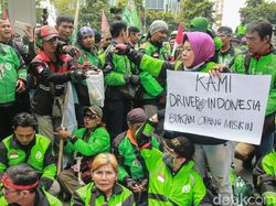 Massa Driver Gojek Demo di Depan Kedubes Malaysia
