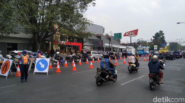 Groundbreaking Flyover Supratman, Jalan Jakarta Macet Parah