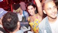 Mungkin pose tersebut tanda di mana Dua Lipa tengah berbahagia. Dok. Instagram/dualipa