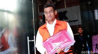 Bupati nonaktif Kudus sekaligus tersangka kasus suap jual-beli jabatan, M. Tamzil, meninggalkan gedung KPK, Jakarta, Selasa (3/9/2019).