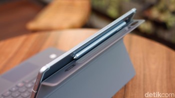 Cover keyboard ini menyediakan tempat menyimpan S Pen. Foto: Adi Fida Rahman/detikINET