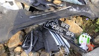 Plat nomor hingga bodi kendaraan sisa-sisa kecelakaan maut masih tersisa disalah satu sisi jalan.