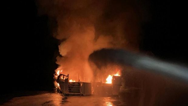 Kapal yang khusus digunakan untuk scuba diving ini terbakar pada dini hari
