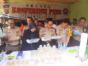 Polisi Gerebek Gudang Penyimpanan 161 Ribu Benih Lobster di Jambi