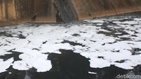 Kemunculan busa di saluran Kanal Banjir Timur, itu pun diduga karena dipengaruhi musim kemarau yang tengah melanda sejumlah daerah di Indonesia, tak terkecuali di Jakarta.