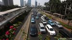 Antrean Panjang Kendaraan Masih Terlihat di Jalan Sudirman