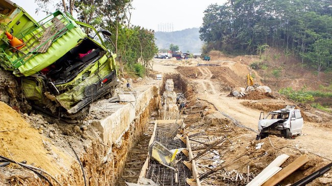 Truk Obesitas Picu Kecelakaan Maut di Tol Cipularang