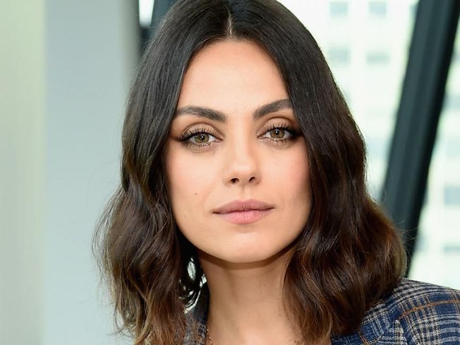 Aktris Mila Kunis punya warna mata berbeda. Satu sisi hijau dan sisi lainnya cokelat. Foto: Dimitrios Kambouris/Getty Images