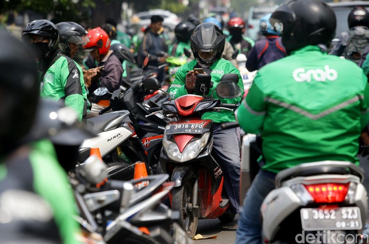 Tarif baru batas bawah dan batas atas ojek online telah berlaku sejak Senin (2/9/2019). Tarif diatur berdasarkan zonasi.