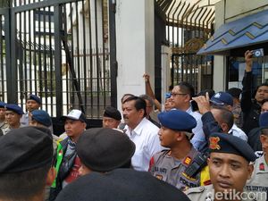 Massa Driver Gojek Terus Demo Sampai Sore, Ini Alasannya