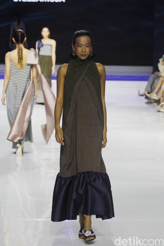 Desainer Stella Rissa memamerkan koleksi busana dari kain lurik Yogyakarta di ajang Jakarta Fashion & Food festival 2019. Hotel Harris. kelapa Gading. Jakarta. Senin [19/08/2019]. Foto: Mohammad Abduh/Wolipop