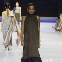 Desainer Stella Rissa memamerkan koleksi busana dari kain lurik Yogyakarta di ajang Jakarta Fashion & Food festival 2019. Hotel Harris. kelapa Gading. Jakarta. Senin [19/08/2019]. Foto: Mohammad Abduh/Wolipop