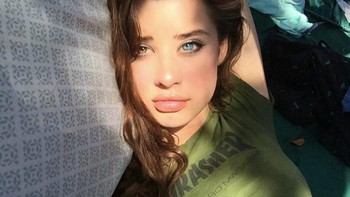 Kalau warna mata sebenernya, tergantung warna pigmen di irisnya. Warnanya bagaimana tergantung melanin atau zat pembentukan warna, berapa banyak kadar melanin itu tergantung genetis, katanya.