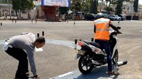 Tak jauh berbeda saat ujian praktek digelar. Meski sudah memiliki sepeda motor delapan bulan, namun beberapa kali menabrak marka jalan hingga nyaris terjatuh.