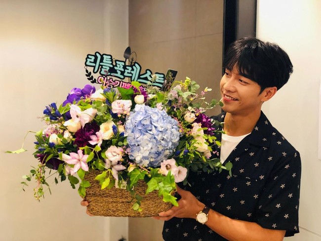 Dalam video, mantan pacar Yoona SNSD tersebut tampak bergaya lebih kasual dengan kemeja bermotif dan celana pendek serta backpack. Foto: Instagram @leeseunggi.official