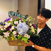 Dalam video, mantan pacar Yoona SNSD tersebut tampak bergaya lebih kasual dengan kemeja bermotif dan celana pendek serta backpack. Foto: Instagram @leeseunggi.official