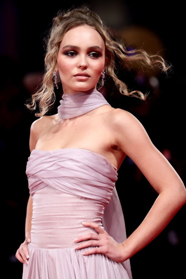 Lily-Rose Depp membawa aura old-Hollywood glamour ke karpet merah dalam balutan gaun Chanel. Gaun berwarna lavender lembut itu dilengkapi semacam selendang yang menjuntai dari leher ke belakang tubuhnya. Foto: Getty Images