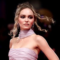 Lily-Rose Depp membawa aura old-Hollywood glamour ke karpet merah dalam balutan gaun Chanel. Gaun berwarna lavender lembut itu dilengkapi semacam selendang yang menjuntai dari leher ke belakang tubuhnya. Foto: Getty Images