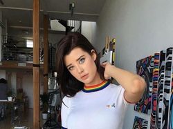 Dua Warna Bola Mata Model Cantik Bikin Netizen Kagum