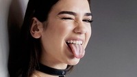 Dua Lipa kerap berpose dengan menjulurkan lidah. Dok. Instagram/dualipa