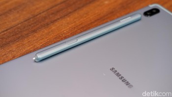 Untuk mengisi ulang S PEn cukup menempelkanya di bagian belakang  Galaxy Tab S6, Foto: Adi Fida Rahman/detikINET