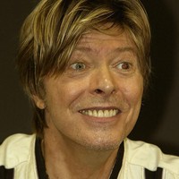 David Bowie tak hanya menyihir penggemar dengan karya-karya musiknya, tapi juga penampilannya. Musisi yang meninggal dunia di usia 69 tahun ini terlahir dengan mata berwarna biru. Namun akibat terlobat perkelahian saat remaja yang membuat matanya cedera, pupil pada mata kiri Bowie mengalami pembesaran sehingga irisnya terlihat seperti berwarna hitam. Foto: Scott Barbour/Getty Images