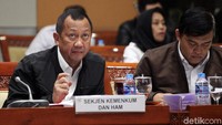 Kementerian Hukum dan HAM (Kemenkum HAM) juga meminta penambahan anggaran. Dari pagu anggaran Rp 13.606.453.723.000, Kemenkum HAM meminta tambahan sebesar Rp 3.240.634.343.000.