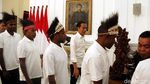 Momen Jokowi Makan Siang Bareng Warga Papua
