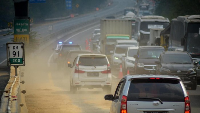 Kendaraan melintas saat pemberlakuan 