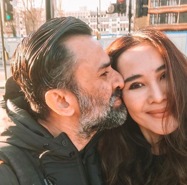 Jeremy Thomas dan Ina Indayanti juga menganut agama yang berbeda ketika memutuskan untuk menikah. Saat itu Ina masih menganut agama Islam, sementara Jeremy beragama Kristen. Keduanya melangsungkan pernikahan pada tahun 1994 di Singapura. Kini Ina sendiri sudah pindah agama dan mengikuti keyakinan sang suami. Foto: Instagram @jeremythomas_jt