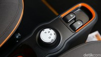 E100 juga sudah dilengkapi fitur seperti Electronic Stability Control, Rear Parking Sensor, Parking Camera, Isofix, Airbags, Tire Pressure Monitoring System, dan ABS-EBD.