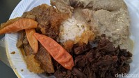 Ada juga Gudeg Sagan dari Yogyakarta. Seporsi nasi gudeg komplit ini terdiri dari gudeg nangka, krecek dan opor ayam. Rasanya mantap dan porsinya banyak. Foto: Devi S. Lestari/detikFood