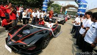 Lima mobil listrik ITS yang mengikuti kegiatan Jambore Kendaraan Listrik Nasional tiba di PLN Unit Induk Distribusi (UID) Jakarta, Selasa (3/9/2019).