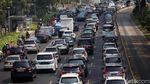 Antrean Panjang Kendaraan Masih Terlihat di Jalan Sudirman