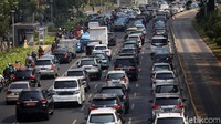 Kemacetan yang terjadi di ibu kota tersebut berasal dari beragam faktor, salah satunya, masih banyaknya warga Jakarta yang memilih menggunakan kendaraan pribadi dibandingkan dengan menggunakan transportasi umum.