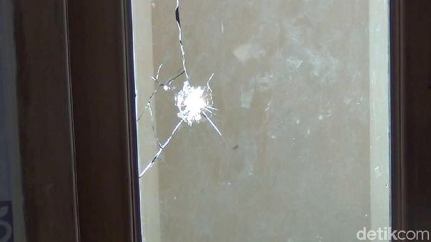 Lubang bekas tembakan di rumah Rudi di 