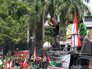 Driver Gojek Kumpulkan Koin Buat Ongkos Bos Taksi Malaysia