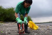 Manusia Ternyata Menelan Sampah Mikroplastik Tiap Hari