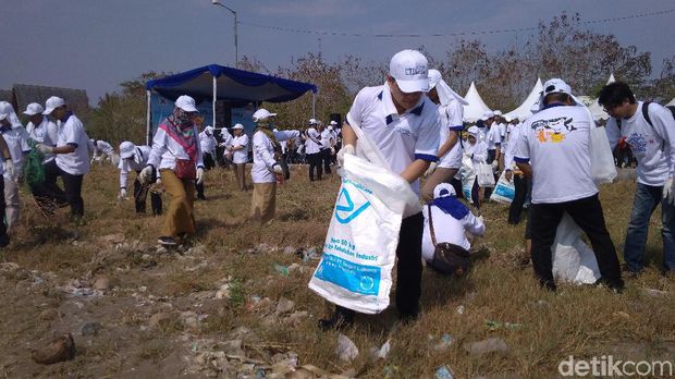 Selamatkan Laut Indonesia Korea Gelar Aksi Sapu Bersih Pantai