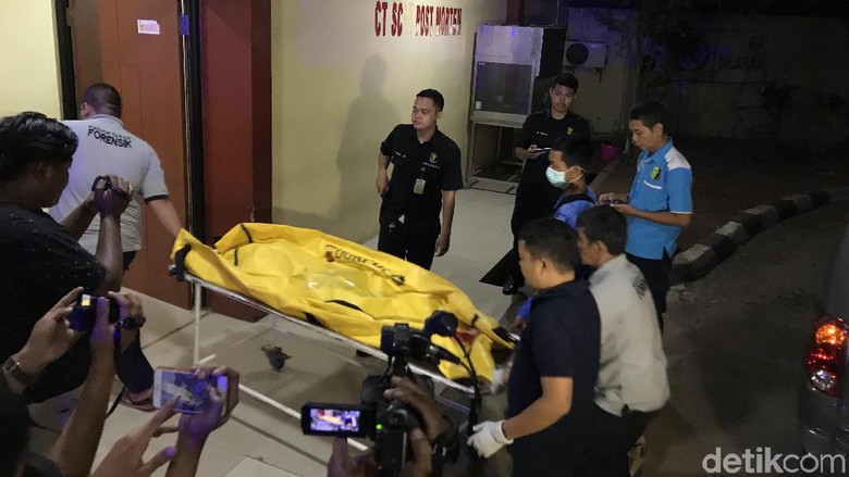 4 Jenazah Korban Kecelakaan Maut Tol Cipularang Tiba di RS Polri 4 Jenazah Korban Kecelakaan Maut Tol Cipularang Tiba di RS Polri