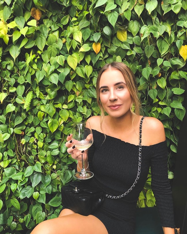 Parasnya yang menawan dan memesona ini kerap membuat Jenna dielu-elukan oleh netizen sebagai WAGs tercantik di Asia. Foto: Instagram @jennavivian_