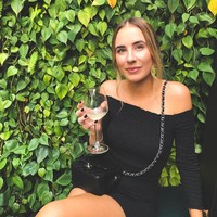 Parasnya yang menawan dan memesona ini kerap membuat Jenna dielu-elukan oleh netizen sebagai WAGs tercantik di Asia. Foto: Instagram @jennavivian_