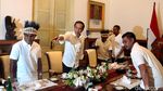 Momen Jokowi Makan Siang Bareng Warga Papua